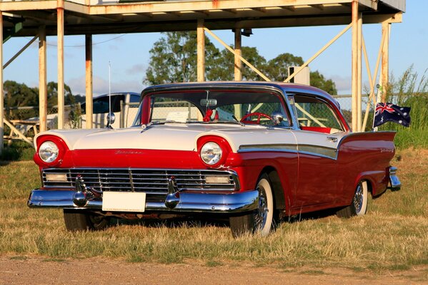 Una exposición caliente de 1957. FORD