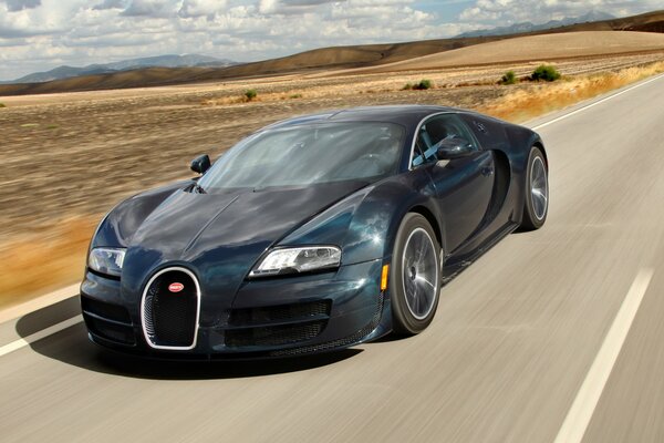 Supercar bugatti veyron sulla superstrada