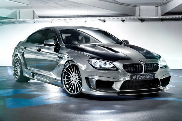 BMW plateado con potente Tuning en el garaje
