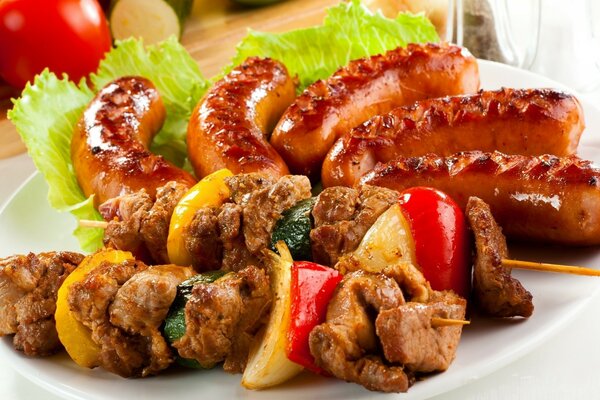 Assiette appétissante avec brochettes et saucisses