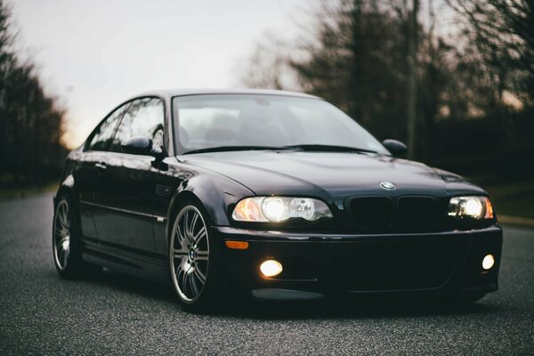 Voiture bmw m3 sur la route