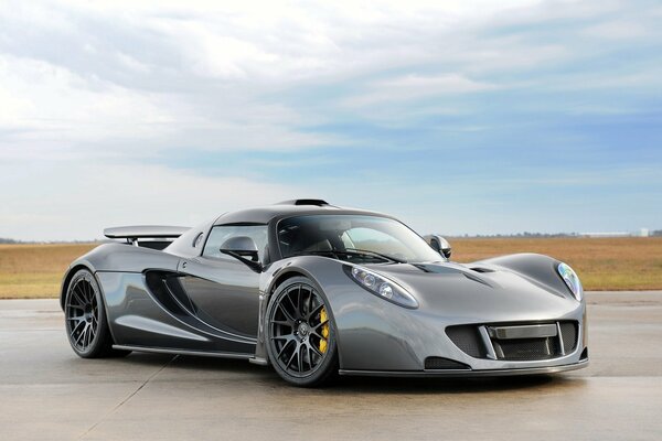 El suppercar Hennessey Venom gt contra el cielo