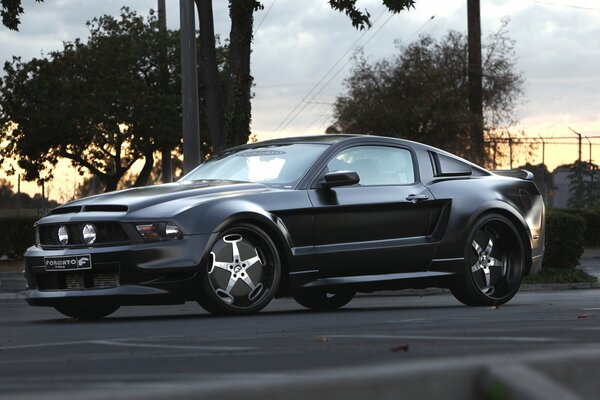 Ford Mustang w kolorze czarnym elegancki i sportowy samochód