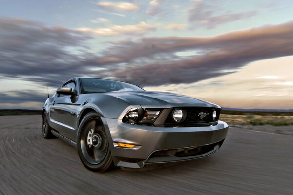 Photo mustang gt at high speed among the steppe