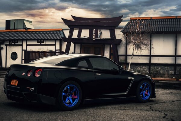 Nissan с яркими синими колесами