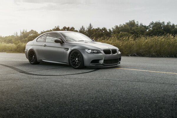 Gris super voiture BMW sur la route, les bandes de roues