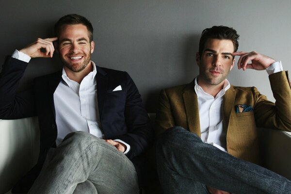 Deux beaux acteurs américains Christopher whitelaw et Quinto Zachary John souriant