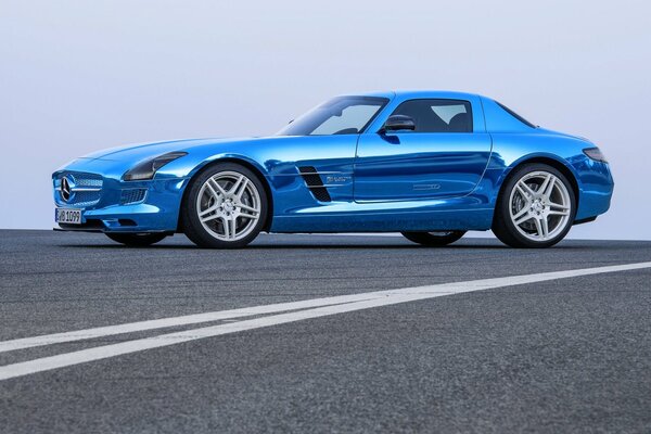 Auto sportiva blu Mercedes