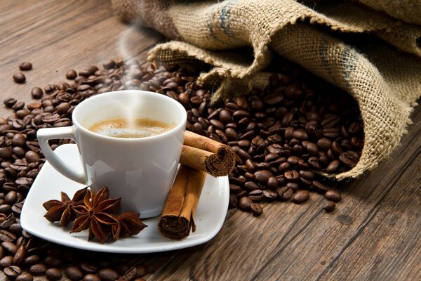 Café parfumé à la cannelle sur fond de grains