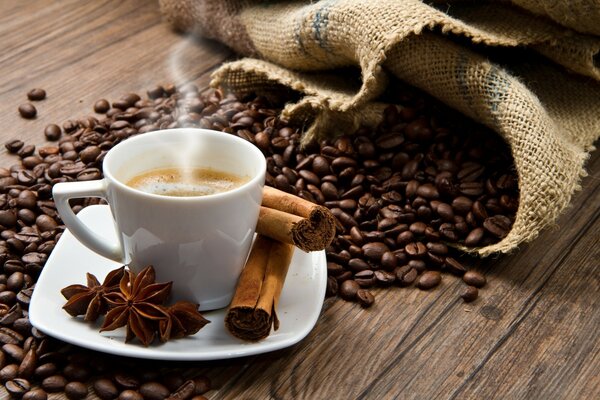 Aromatyczna kawa z cynamonem na tle ziaren