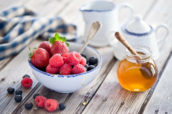 Erdbeeren und Himbeeren in einem Teller auf dem Tisch