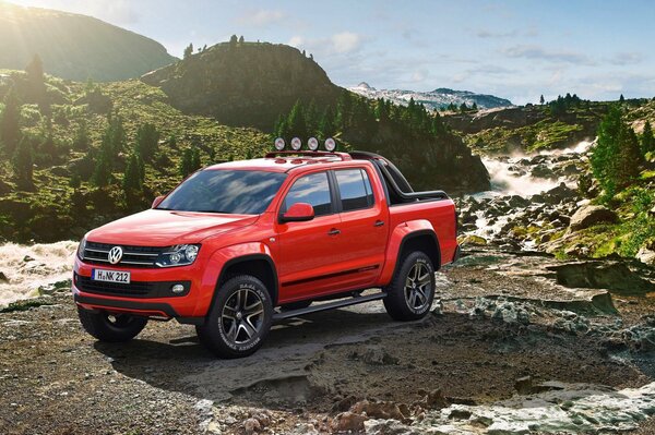 Volkswagen Amarok en la carretera de montaña