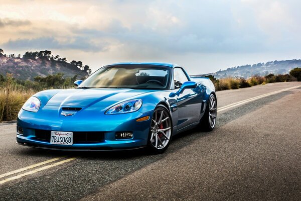 Chevrolet corvette z 06, une voiture de course sur route