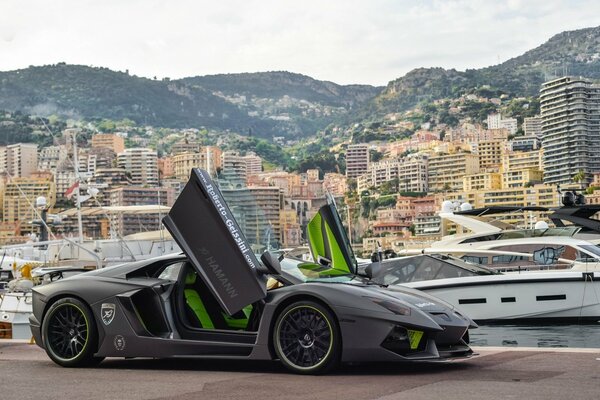 An der Anlegestelle, an der die Yachten geparkt sind, prangt ein grauer Lamborghini