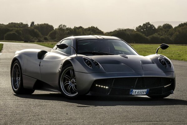 Элегантный суперкар pagani huayra (ветер.)