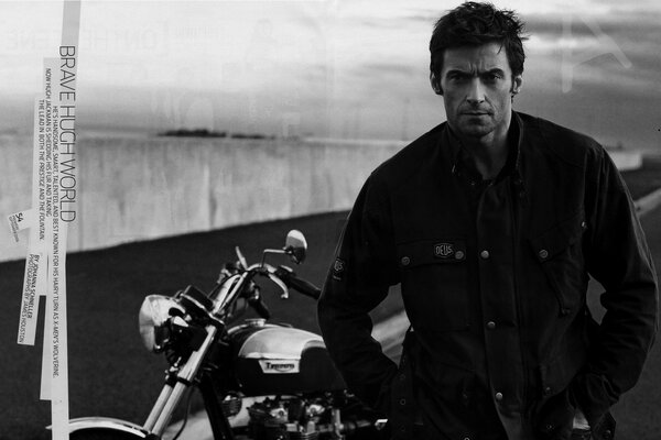 Hugh Jackman i stojący obok motocykl