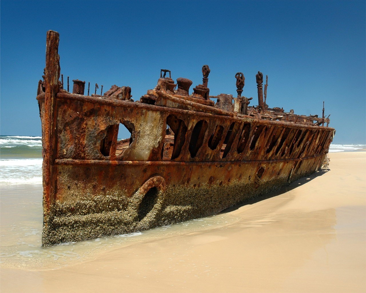 barco óxido esqueleto playa