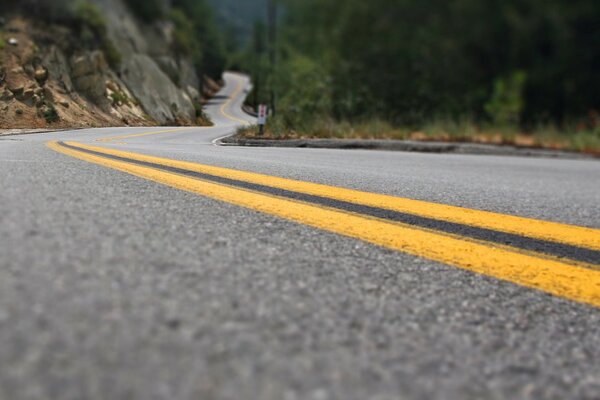 Immagine della doppia linea continua sulla strada