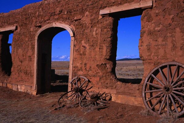 Panorama of the stone wall and the wheel