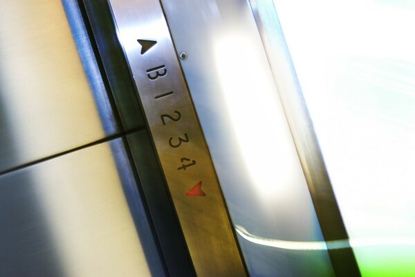 Números grabados en la estructura metálica del elevador