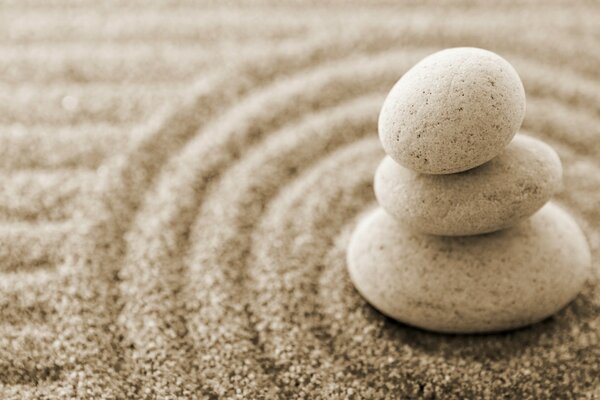 Equilibrio en la naturaleza, piedras en la arena