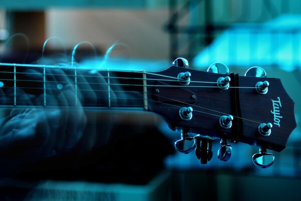 Guitariste jouant de l instrument panache