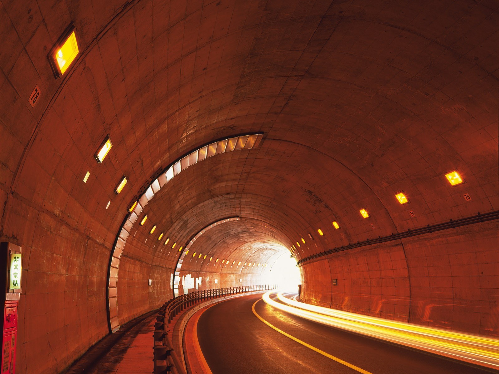 tunnel strada luci