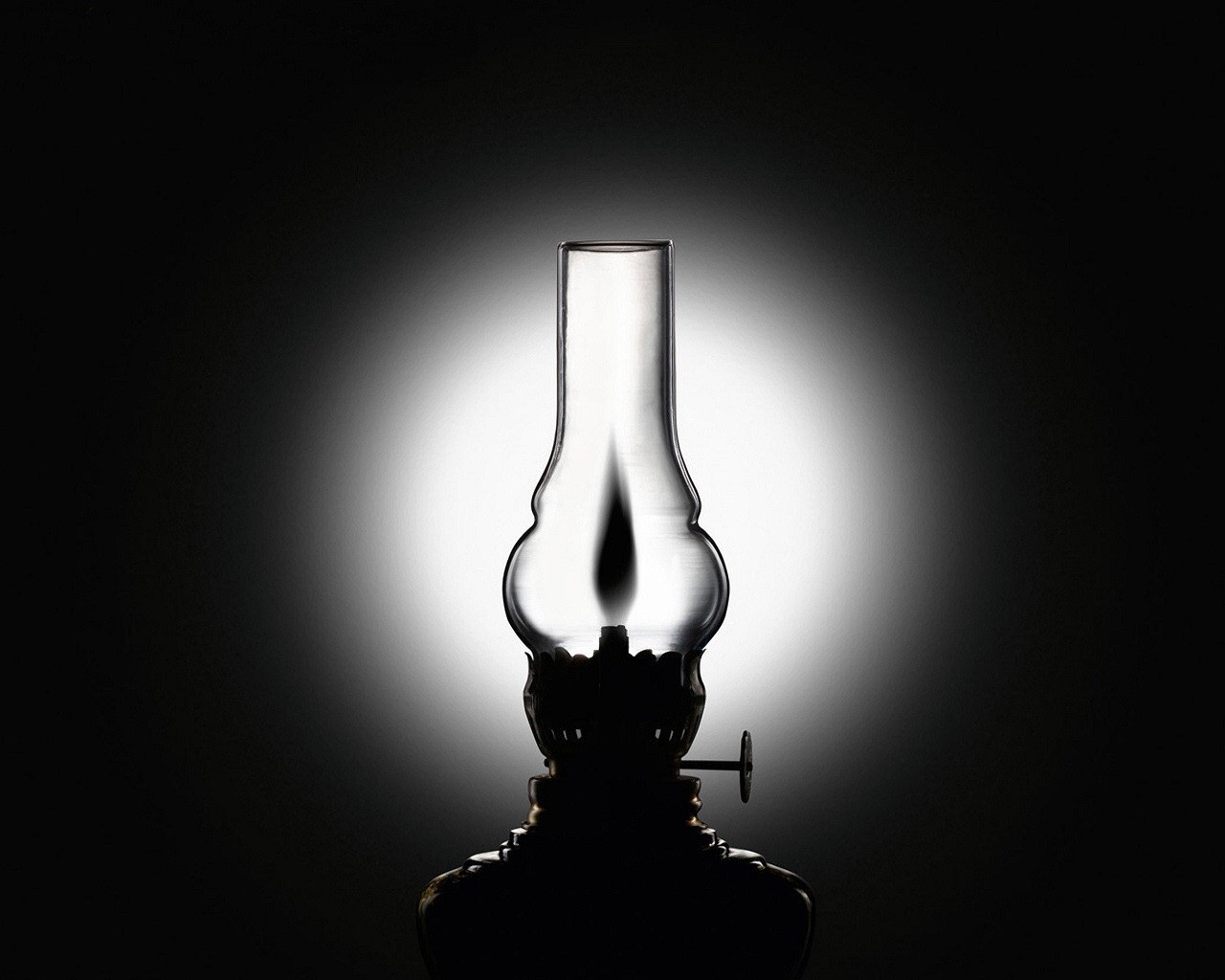 lampe kérosène noir et blanc