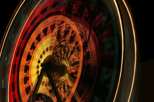 Grande roue photographiée la nuit avec une grande exposition