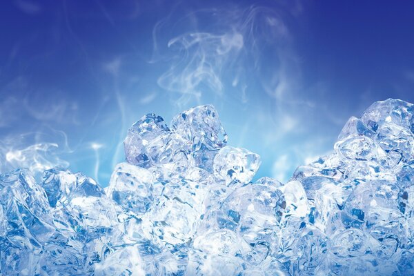 Прозрачный лед на голубом фоне