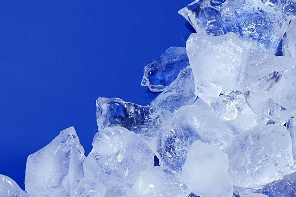 Trozos de hielo se encuentran sobre un fondo azul