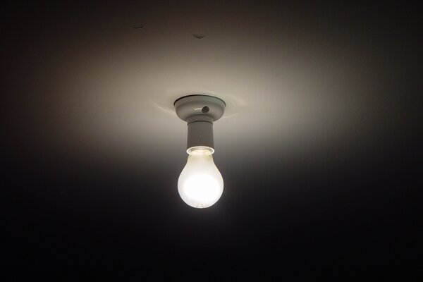 La luz de una bombilla en el techo
