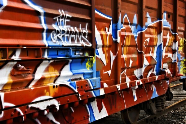 Vagón de ferrocarril cubierto de graffiti