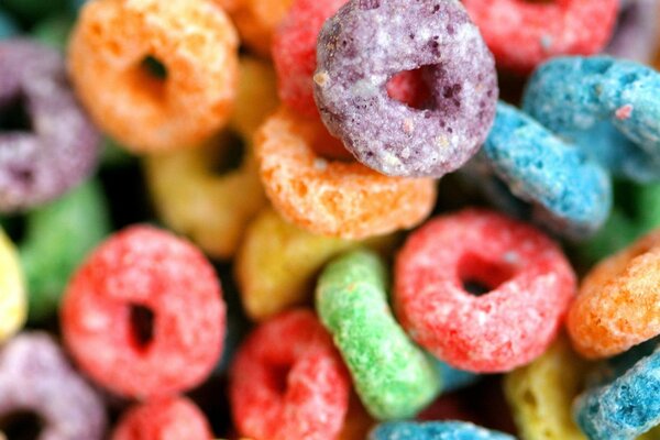 Bagels colorés dans le glaçage au sucre