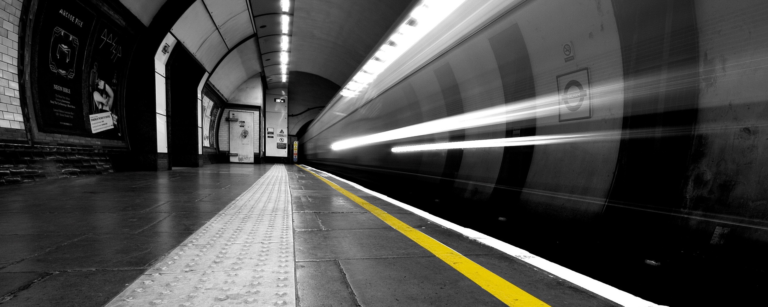 metro tunel czarno-biały