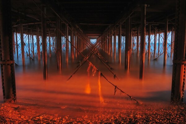 Construcción abandonada a la luz del atardecer