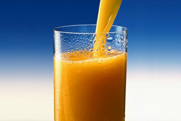 Jugo de naranja en un vaso