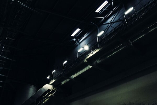 Schody pustej fabryki, zdjęcie w ciemności