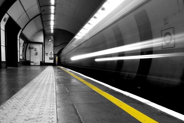 Tunnel della metropolitana, foto che trasmette energia