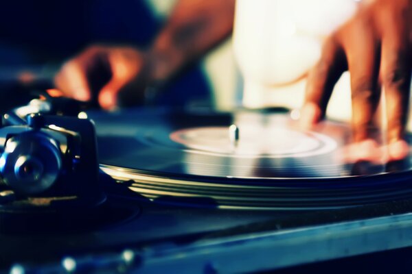 Foto delle mani di un DJ che suona su dischi in vinile