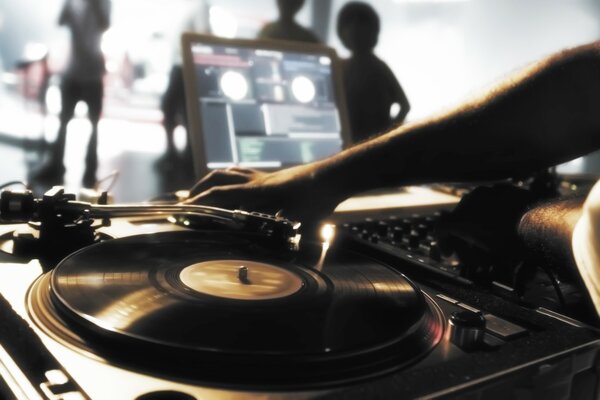 DJ dreht Plattenspieler mit Musikplatte