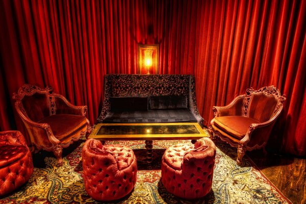 Imagen habitación roja con Sofá y sillones rojos