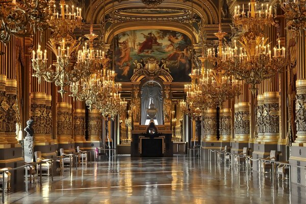 Zdjęcie pałacu opery Garnier w Paryżu