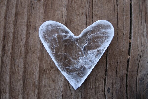 Cuore di ghiaccio sul tavolo di legno