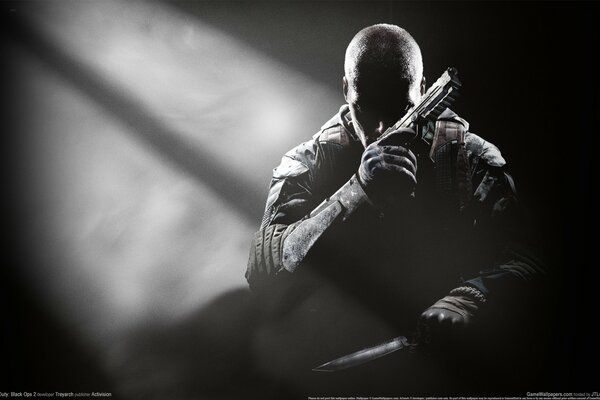 Figura di soldato su sfondo scuro con armi