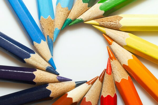 Crayons en forme de cercle multicolores