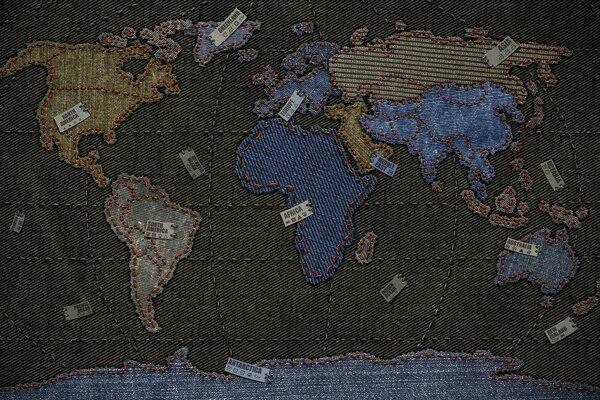 Insolita mappa del mondo in denim con etichette