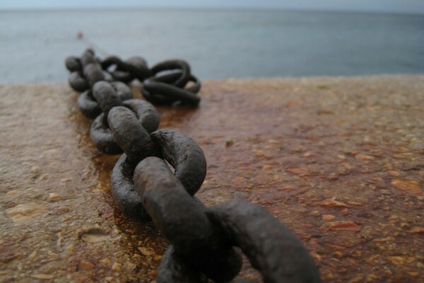 La cadena que conecta los opuestos - agua y piedra