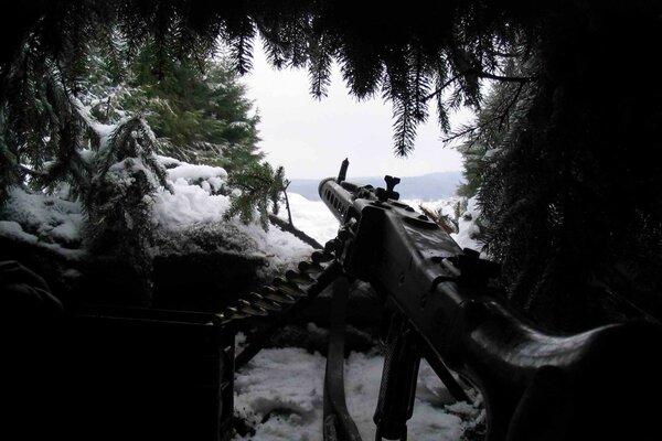 Hinterhalt im verschneiten Wald mit mg-42-Maschinengewehr