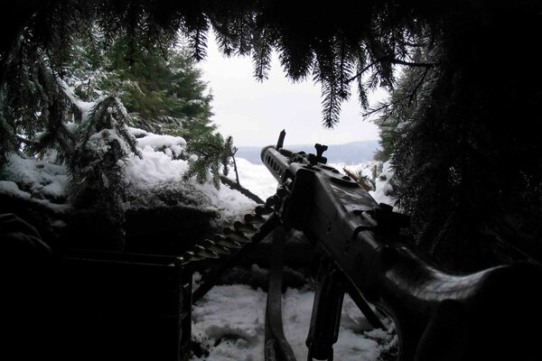 Zasadzka w zaśnieżonym lesie z karabinem maszynowym MG-42